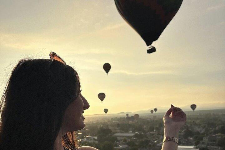 Hot air balloon flight + cave breakfast + Teotihuacan.