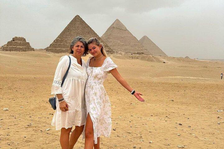 Inclusive Day Tour to Giza Pyramids, Memphis, Sakara & Lunch.