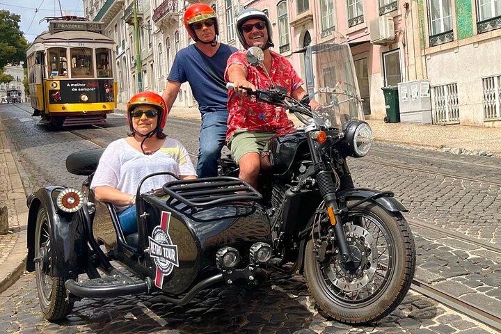 Lisbon highlights: 1h of views, streets & hidden gems