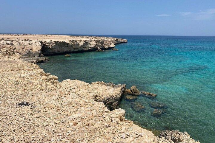 Private Full-Day Wadi Shab Adventure and Bimmah Sinkhole Tour
