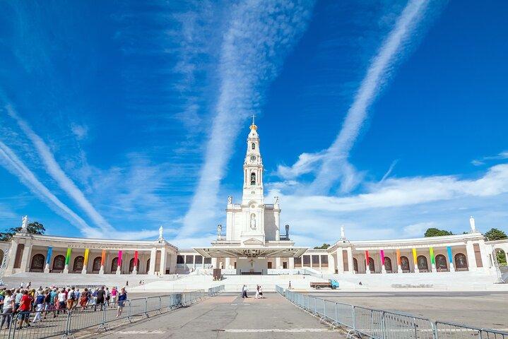 Fatima Sanctuary, Pena Palace & Nazare's Big Wave from Lisbon
