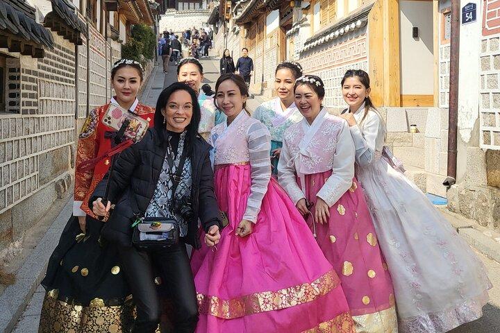Hanbok Experience: Bukchon & Royal Palace Tour
