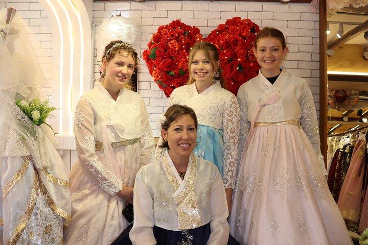 Hanbok Experience: Bukchon & Royal Palace Tour