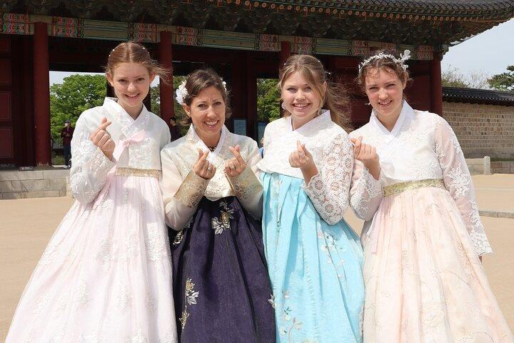 Hanbok Experience: Bukchon & Royal Palace Tour