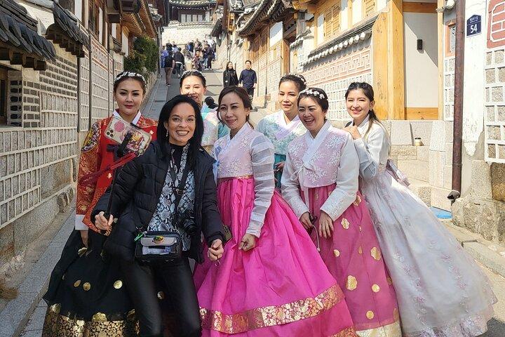 Hanbok Experience: Bukchon & Royal Palace Tour