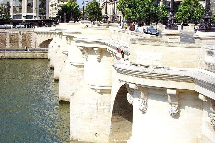 Île de la Cité Private 2h Tour with Latin Quarter & Seine River
