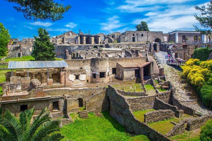 Private Guided Tour to Pompeii and Positano from Rome