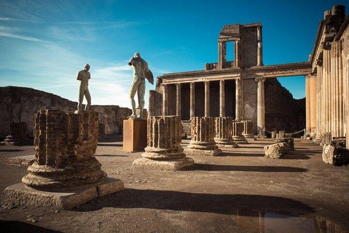 Private Guided Tour to Pompeii and Positano from Rome
