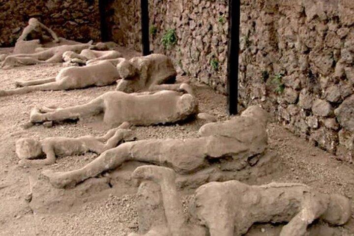 Private Guided Tour to Pompeii and Positano from Rome