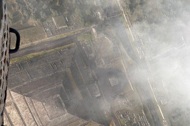 Hot air balloon flight + cave breakfast + Teotihuacan.