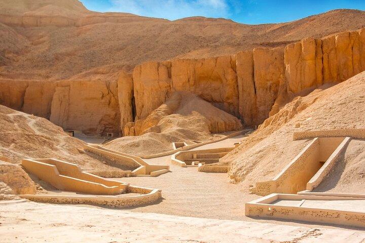 Private tour kings valley, Hatshepsut temple & colossi of Memnon