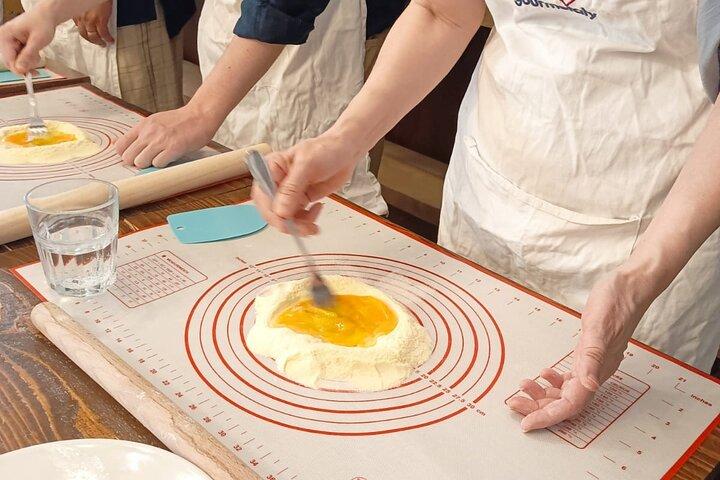 Rome: Pasta Cooking Class, Dinner & Wine in Authentic Restaurant