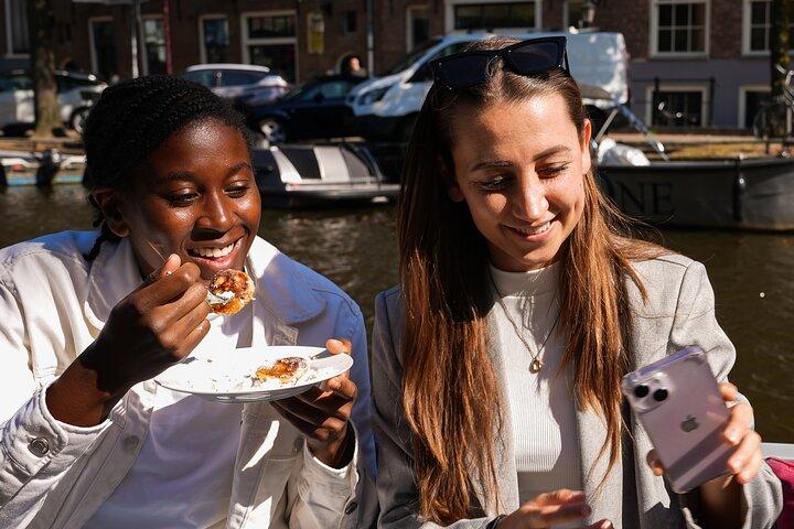 Amsterdam: Guided City Centre Canal Cruise with Dutch Pancakes