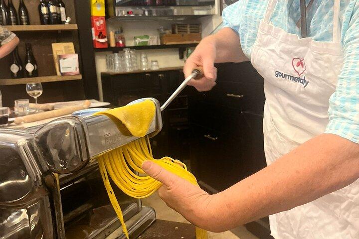 Rome: Pasta Cooking Class, Dinner & Wine in Authentic Restaurant