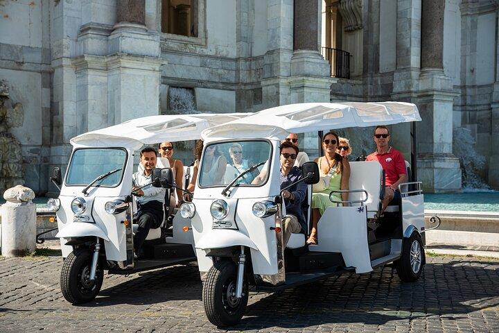 Private Electric Tuktuk Tour of Rome with Prosecco and Pickup