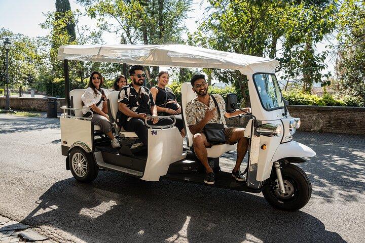 Private Electric Tuktuk Tour of Rome with Prosecco and Pickup