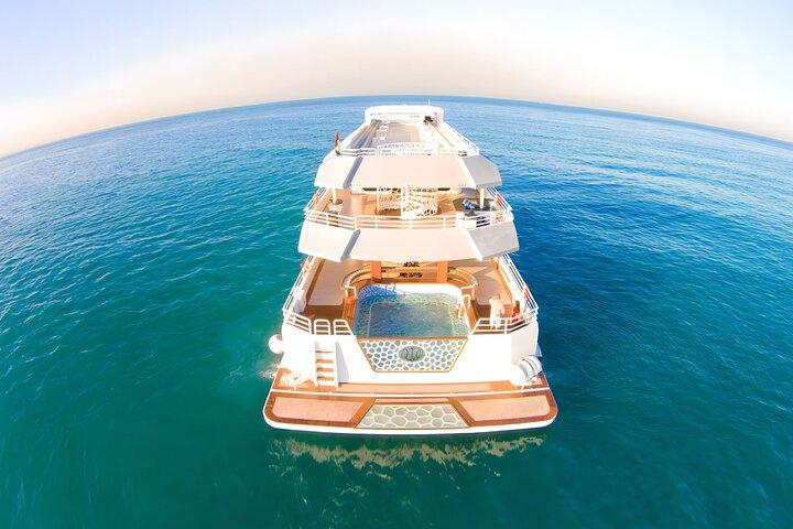 Amazing Luxury Yacht Dubai Marina with Breakfast