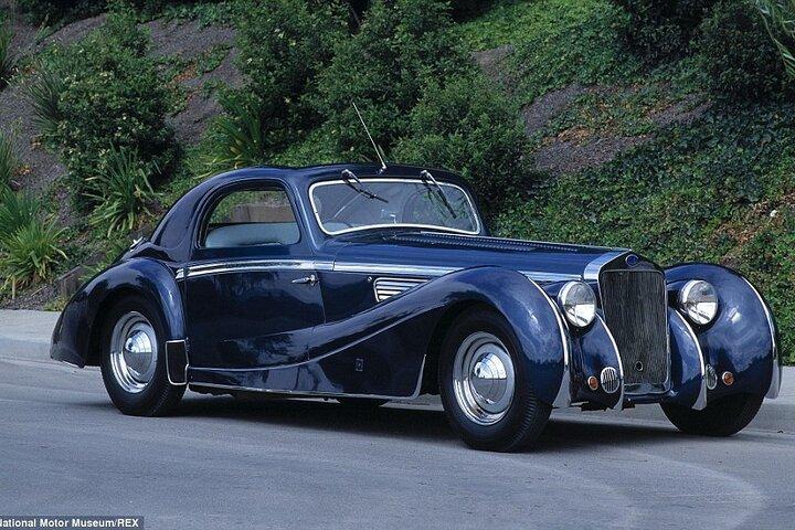 2 hours Paris Private Vintage Car Tour with hotel Pick up and Drop