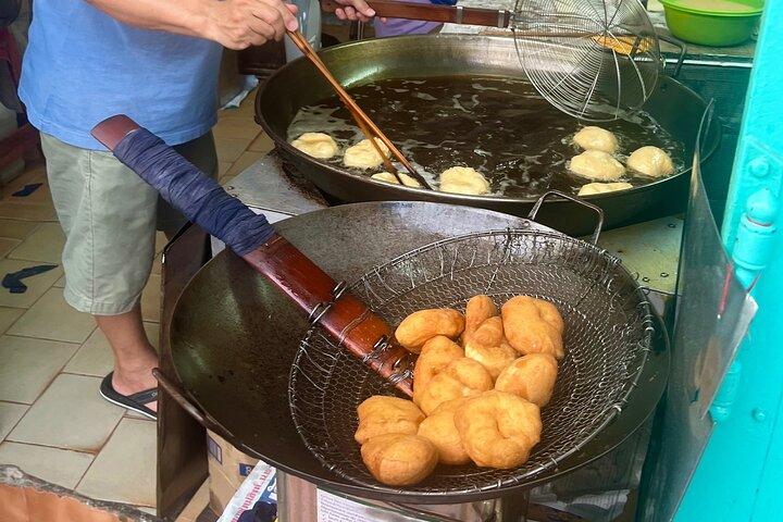 Bangkok Food Tour and Sightseeing with Tuktuk