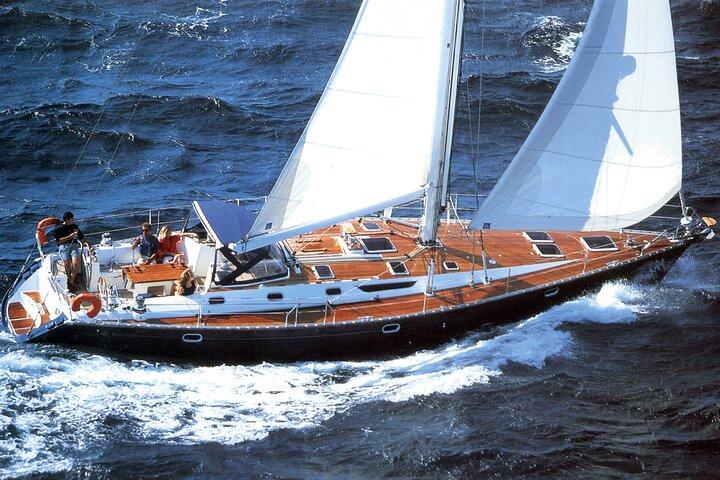 Santorini: Private Sailing Yacht Cruise with Meal and Drinks