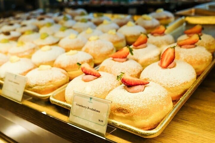 Magical Midtown Holiday Tour: Donuts, Lights & Hot Chocolate