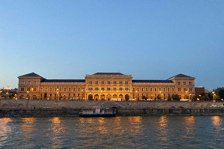 Half day Budapest city tour by car / minivan