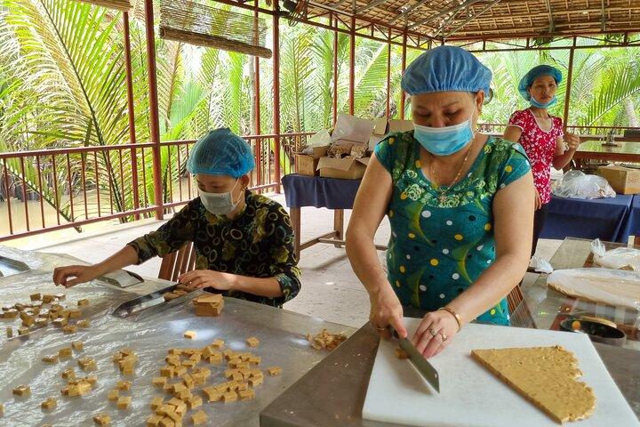 Mekong Zigzag Full Day tour: Scooter, Sailboat, Food (HCM-BenTre)