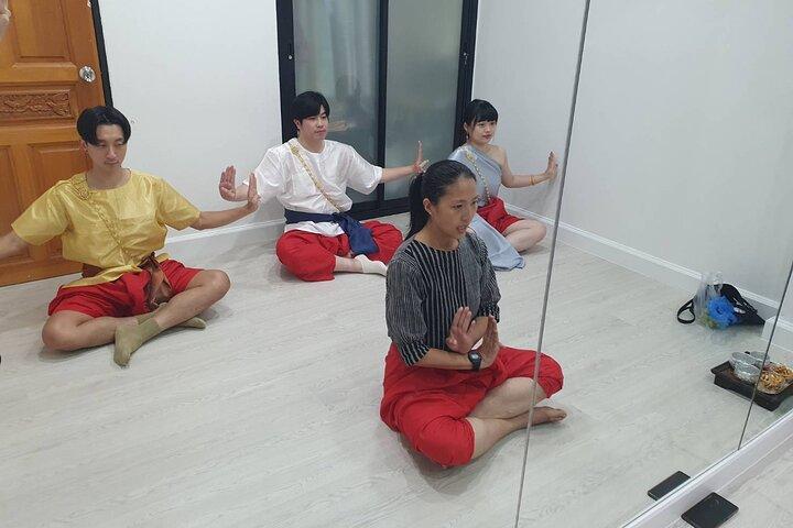 Thai Dance Class at Wat Arun