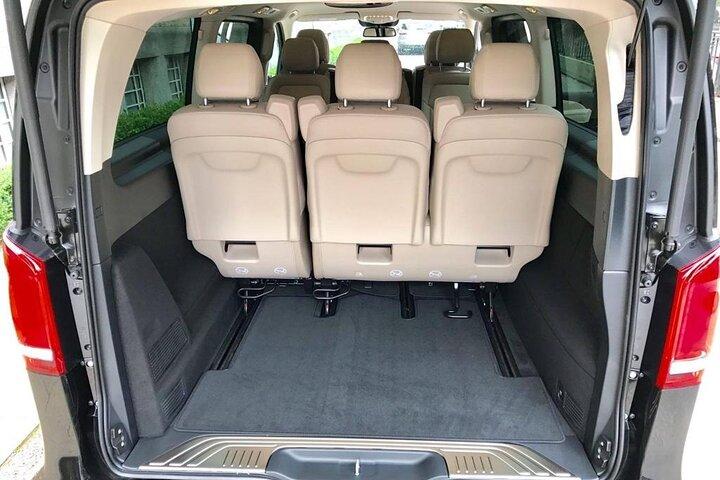 Luxury Chauffeur-Driven Private Vehicle Day Tour to Cambridge