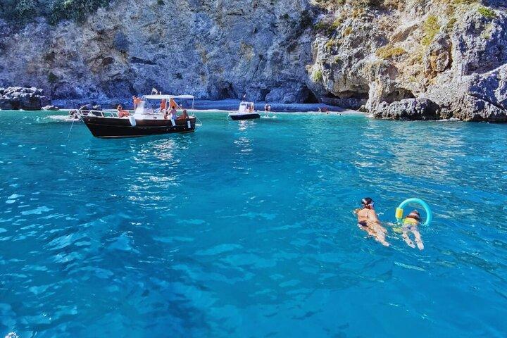 Amalfi Coast Snorkeling and Limoncello Tasting: 4h Boat Tour
