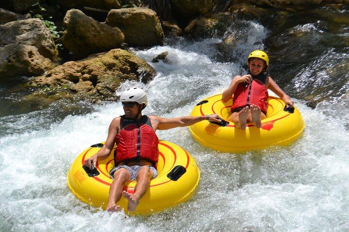 Ocho Rios: Jungle River Tubing and Beach Adventure