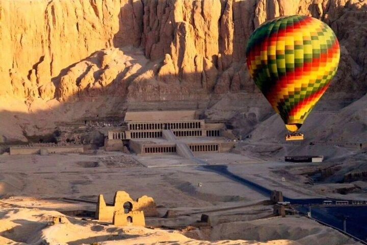 Luxor: VIP Private Sunrise Hot Air Balloon with Breakfast