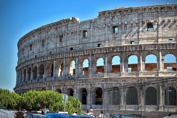 Colosseum, Palatine and Forum tour with virtual guide