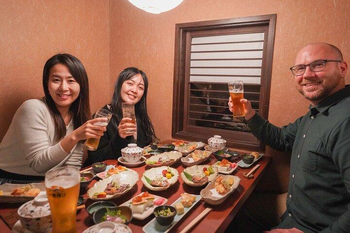 Kyoto Night Foodie Tour in Gion (9+ dishes + 6 Sake tastings)