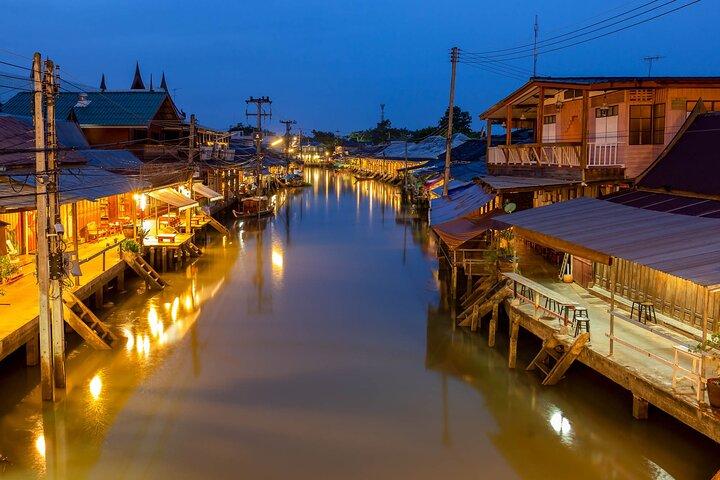 Bangkok: Amphawa Float Market & Maeklong Railway Evening Tour