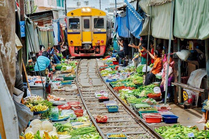 Bangkok: Amphawa Float Market & Maeklong Railway Evening Tour
