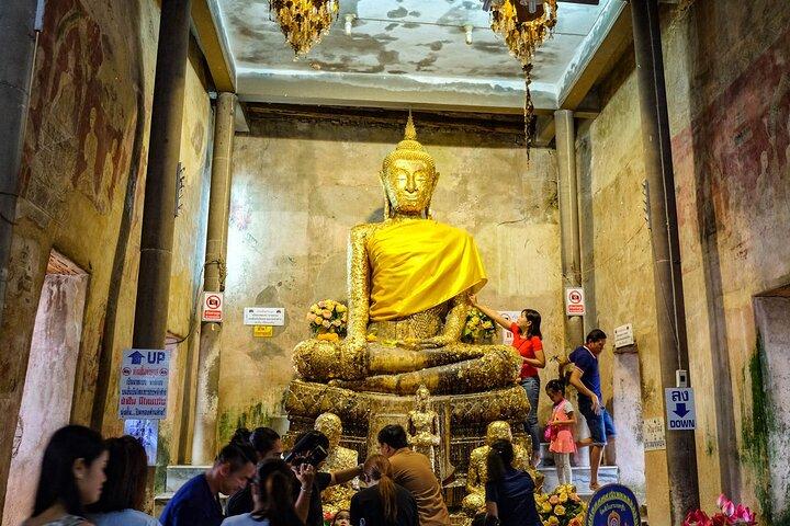 Bangkok: Amphawa Float Market & Maeklong Railway Evening Tour