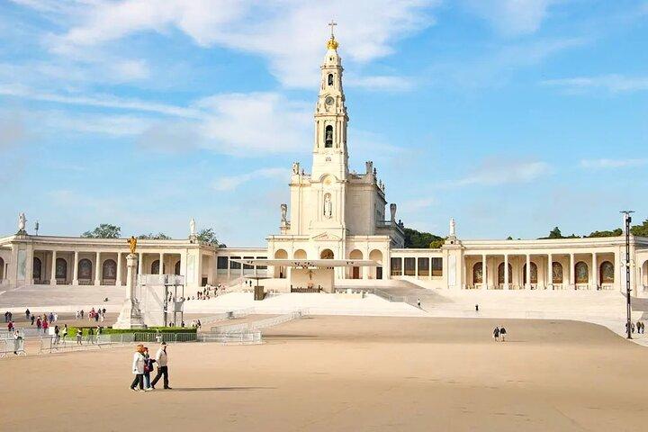 Fatima Sanctuary and Pastorinhos Village Private Tour From Porto