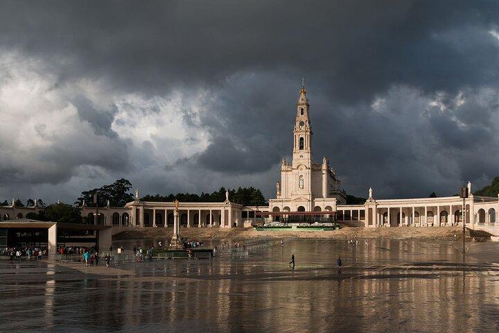 Fatima Sanctuary and Pastorinhos Village Private Tour From Porto