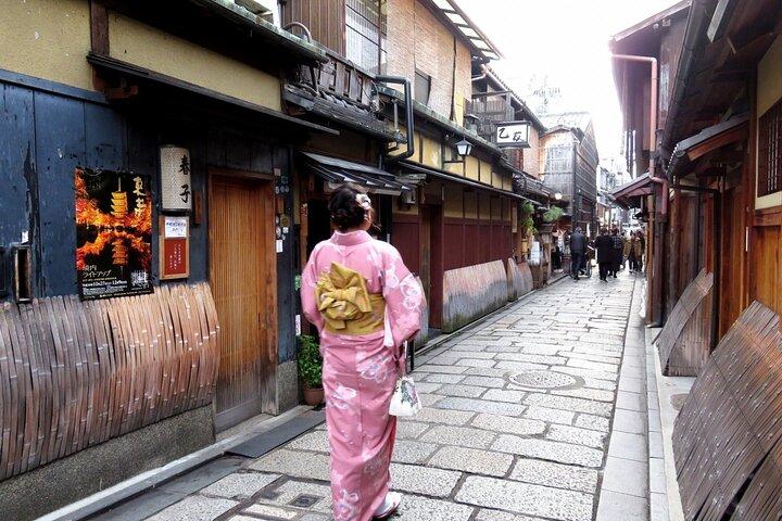 2 Hour Night Walking Tour Throughout Gion with snack