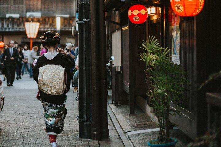2 Hour Night Walking Tour Throughout Gion with snack