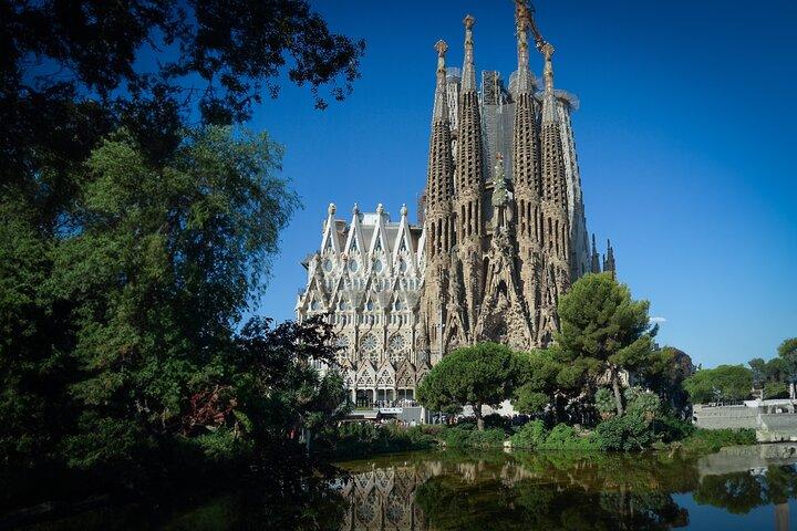 Sailing Experience, Sagrada Familia & Park Guell Small Group Tour