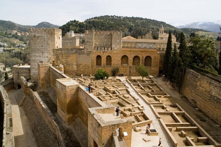 Alhambra: tour with Generalife and Alcazaba. Admission not included