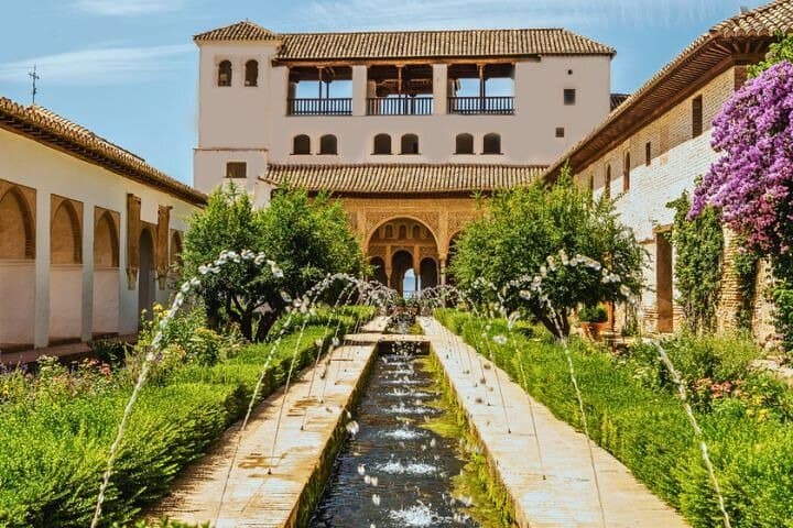 Alhambra: tour with Generalife and Alcazaba. Admission not included