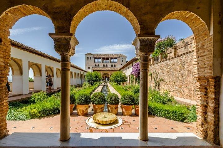Alhambra: tour with Nasrid Palaces. Admission not included