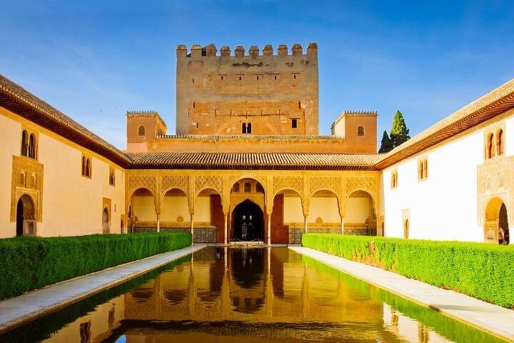Alhambra: tour with Nasrid Palaces. Admission not included