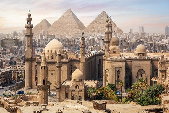 Full Day Private Tour to Pyramids, Egyptian Museum and Bazaar