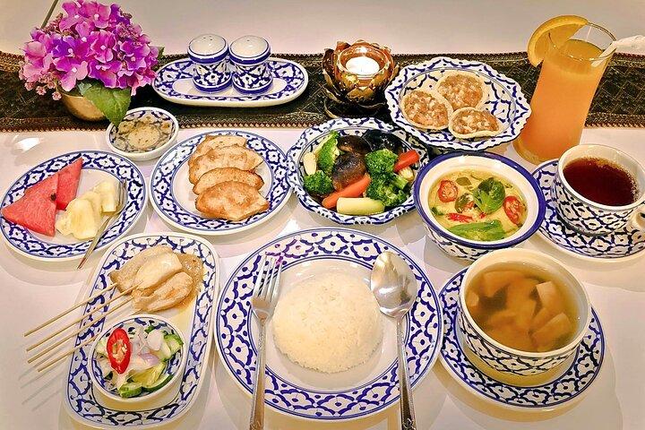 Bangkok: Thai Set Dinner & Cultural Show with Private Transfer
