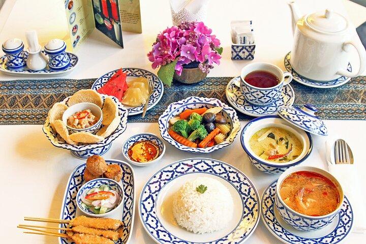 Bangkok: Thai Set Dinner & Cultural Show with Private Transfer