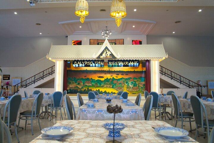 Bangkok: Thai Set Dinner & Cultural Show with Private Transfer
